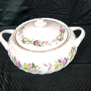 Vegetable serving bowl with lid
